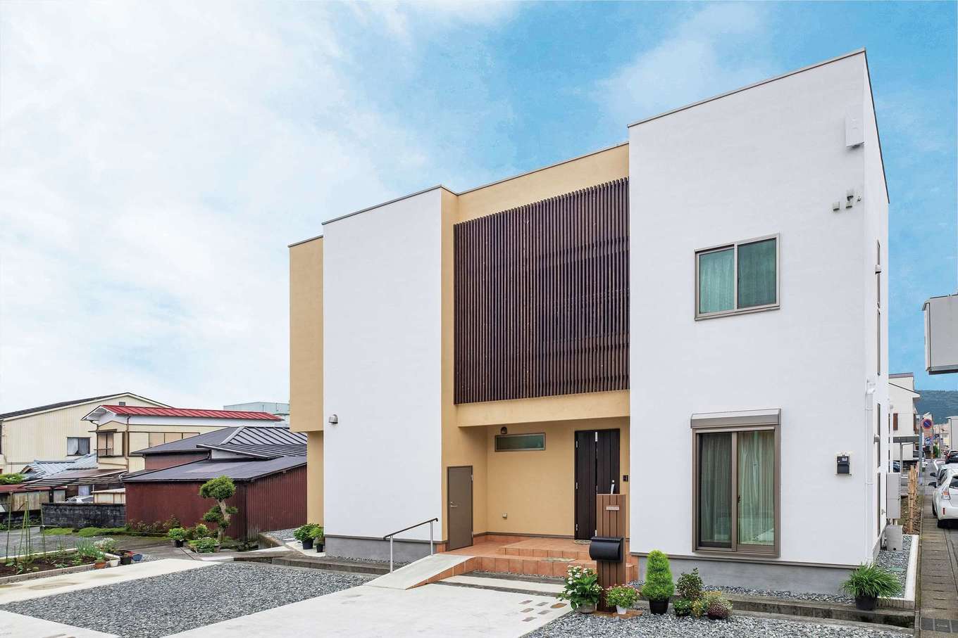 藤田工務店【二世帯住宅、自然素材、間取り】高気密・高断熱の工法と家中に用いた自然素材。電源が必要な機器を使わず、素材の力だけで家の中を快適に保つため、光熱費やメンテナンスコストの削減に