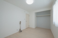 明るい室内にシンプルなクローゼットが備わっている居室。家具の配置がしやすく、幅広い用途で使えるスペースである。