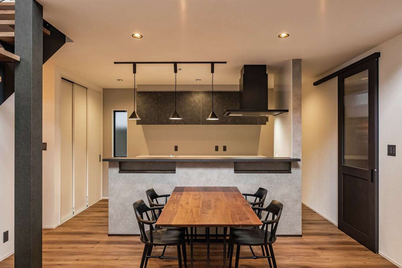 TOZAKI HOME 戸﨑建設　【デザイン住宅、間取り、インテリア】造作したキッチンカウンターはダイニング側に小物を置けるニッチを付けた。キッチンの向かって左側の収納は大容量のパントリー