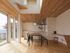 昔ながらの壁に囲われた閉鎖的な空間でしたが、水回りの位置は大きく変えずに部屋と部屋の間仕切り壁を取り払いワンルームのLDKとしました。