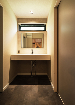 洗面は、全体の雰囲気とはイメージを変えてホテルライクに。ランドリーやトイレとは空間を区切り、独立させることで使いやすく仕上げた