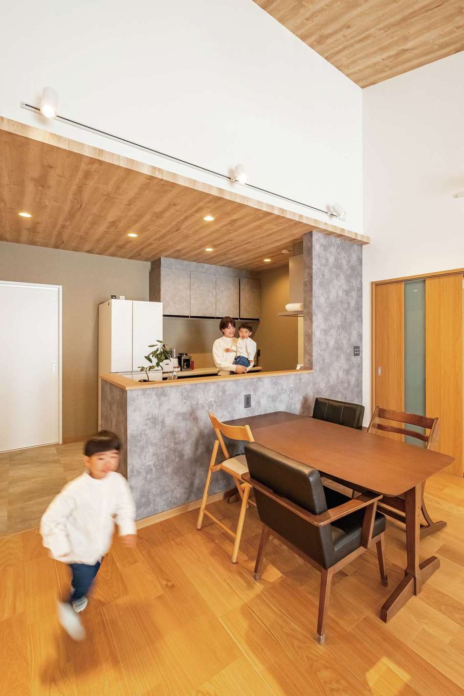 ぽっくハウス【リプルス】【省エネ、間取り、平屋】グレーで統一したキッチンは「下がり天井風」のオリジナルデザインを採用