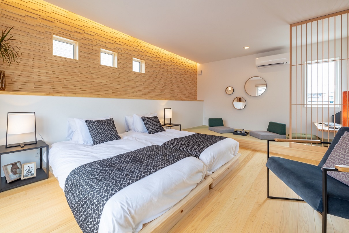 日本ハウスホールディングス 岐阜｜シンプルで上質な寝室。落ち着いた照明と木のアクセントがもたらす安らぎの空間で、快適な眠りをサポート