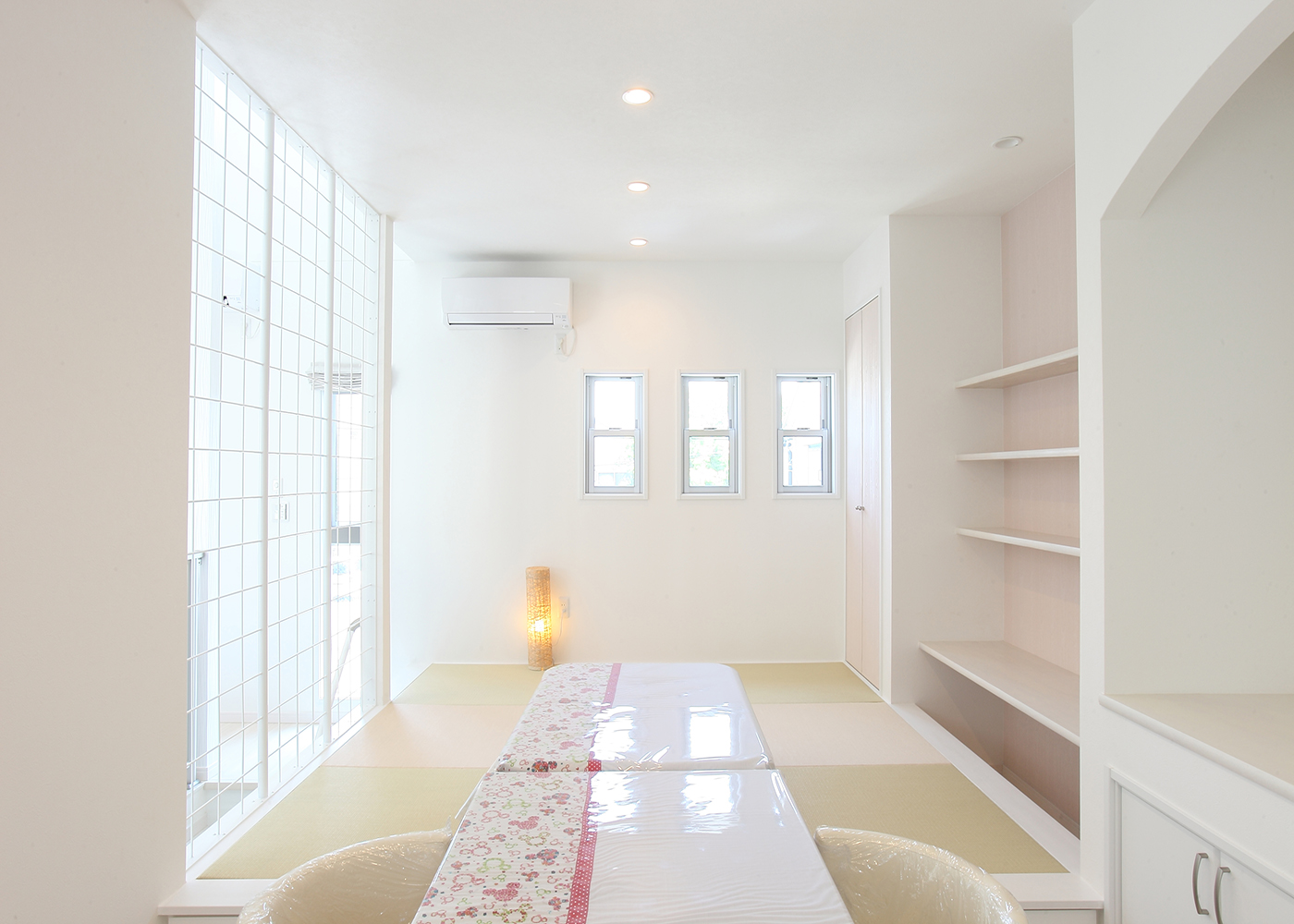 丸昇彦坂建設【デザイン住宅、間取り、インテリア】ダイニングキッチンから見えるこの景色は奥さまの特等席。家事が忙しくてもお子さんの成長は見逃さない