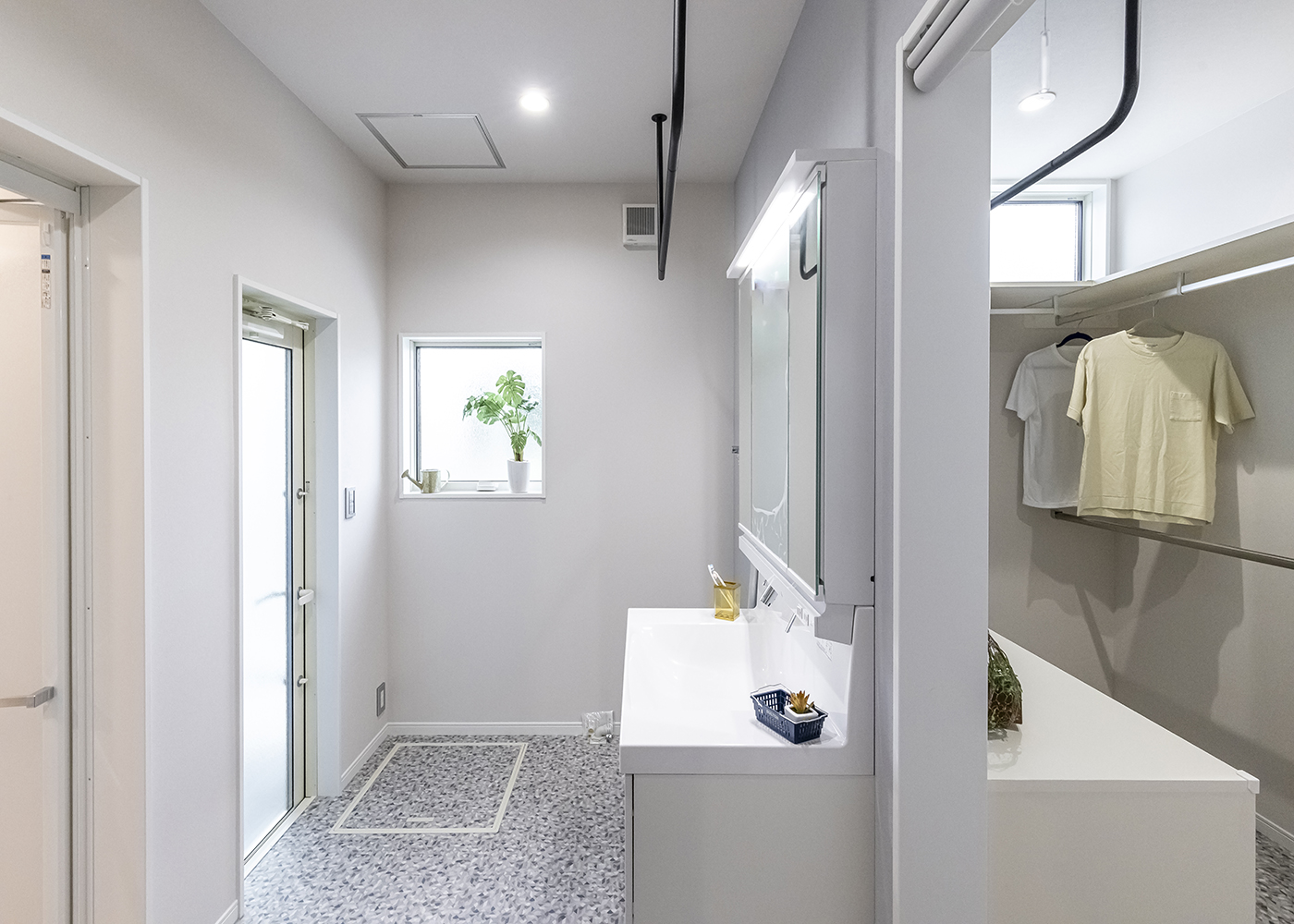 カナメクラフト（かなめ創建）【自然素材、建築家、平屋】3畳のファミリークローゼットと隣接した、脱衣所兼ランドリールーム。室内干しができるほか、外には屋根付きの外干し用テラスを用意