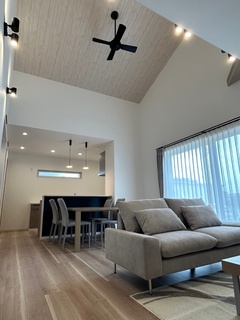 ダイニングエリアが調和したリビングダイニング。自然光が豊かに差し込み、リラクゼーションと食事を楽しむに最適な空間である。