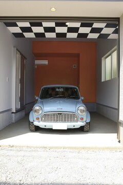 ビンテージ感漂う車が格納されたビルドインガレージ。カラーコーディネートされ、スタイリッシュな空間を演出。