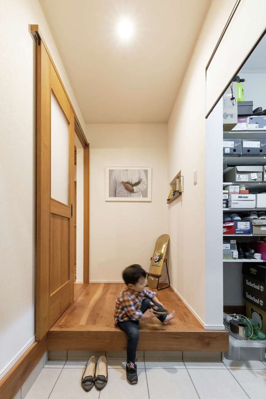 JUST LUCKY HOUSE（山田工務店）【デザイン住宅、ガレージ、インテリア】未使用のスニーカーもいっぱいある、大容量のクローゼットを備えた玄関ホール