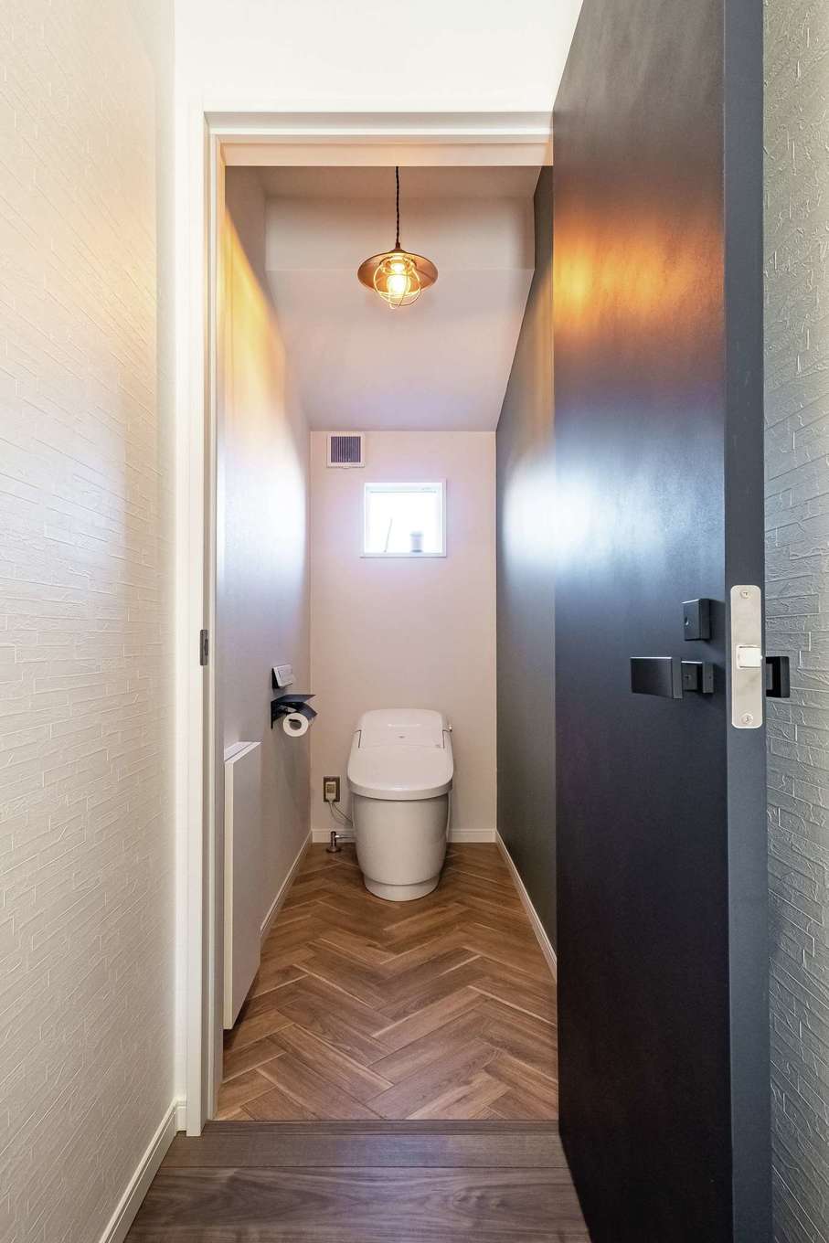 アフターホーム【1000万円台、デザイン住宅、間取り】階段下のデッドスペースを活かしたおしゃれなトイレ