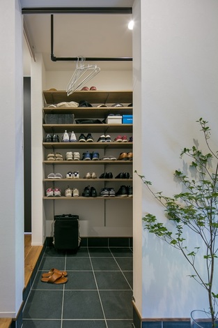 玄関横には大容量のSCL。
靴やキャンプ道具はもちろんのこと、アイアンのハンガーパイプを取り付ける事でコートやカッパなども収納可能。