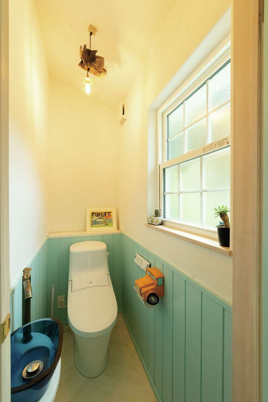 富士ホームズデザイン【輸入住宅、趣味、ガレージ】1階トイレの腰壁は外壁と同じブルー