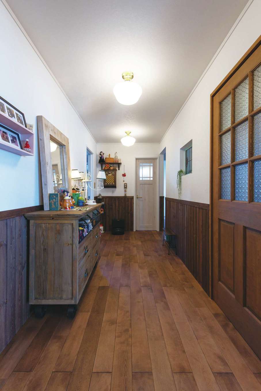 ハートホーム【デザイン住宅、自然素材、平屋】平屋ならではの長い廊下が心にゆとりをもたらす。建具や調度品のセレクトもすてき