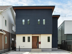 ネイビーのサイディングを取り入れ、クールな雰囲気に。