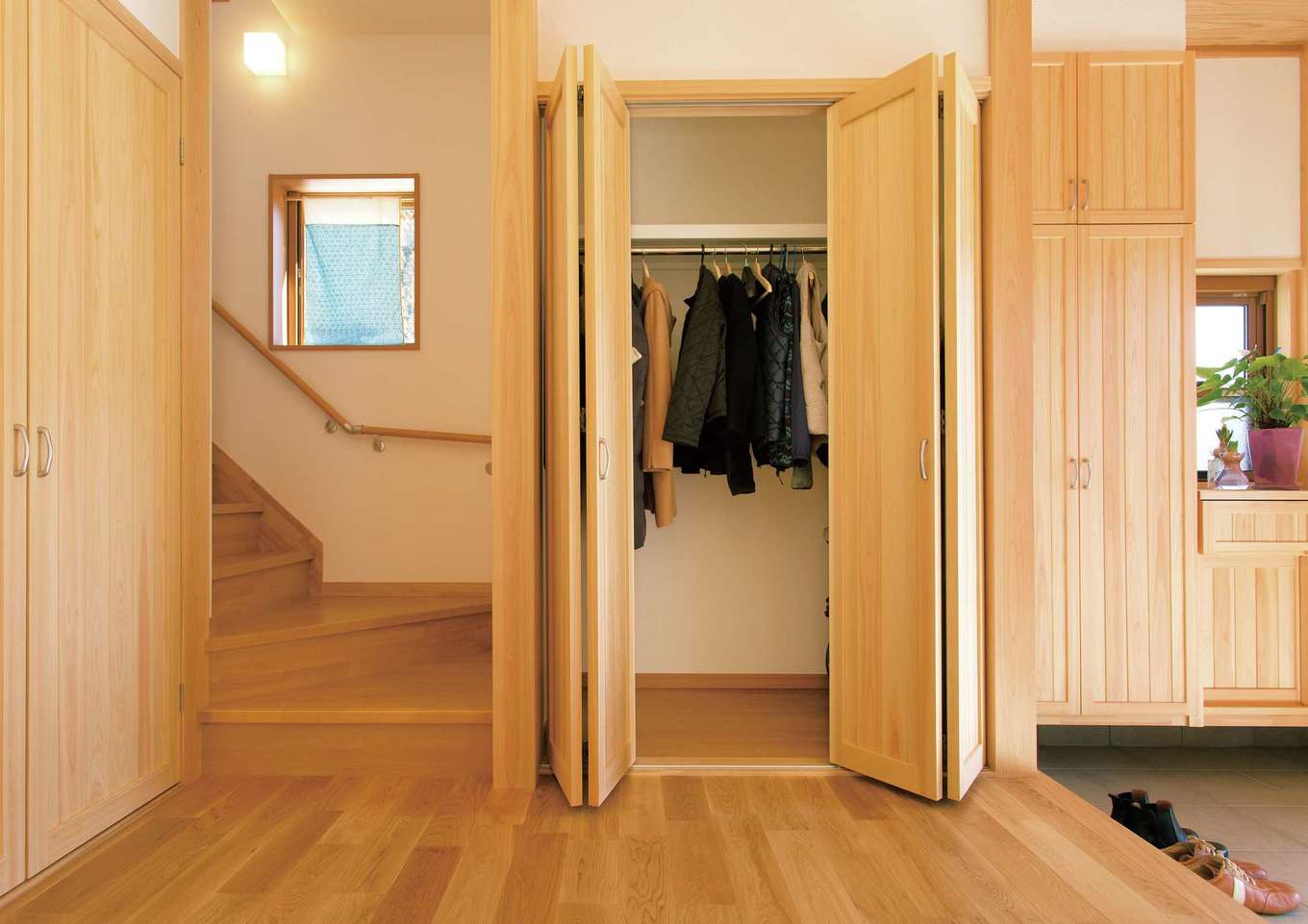 深見工務店 S-style【収納力、自然素材、間取り】玄関ホールには、ご夫婦のコートなどを収める収納を設けた
