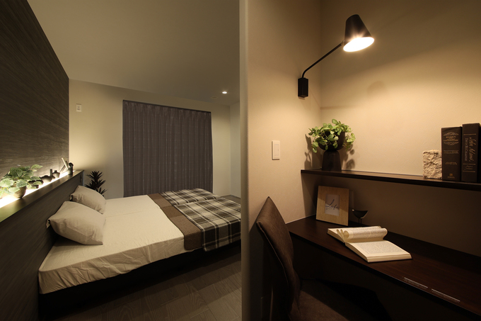 寝室と隣接して設けられた書斎スペース。ちょっとした作業スペースとしても便利に使える空間。