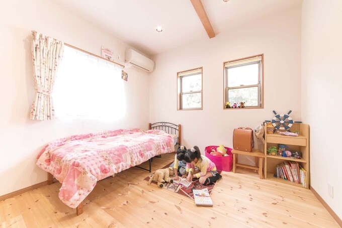 2つ並んだ窓がかわいい子ども部屋