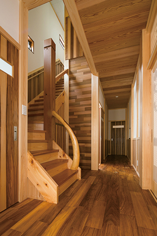 櫻 工務店【和風、自然素材、高級住宅】柱はヒノキ、床はチーク、階段はケヤキ、曲を生かした手すりはムロの木。木の風合いが幾重にも重なってお見事