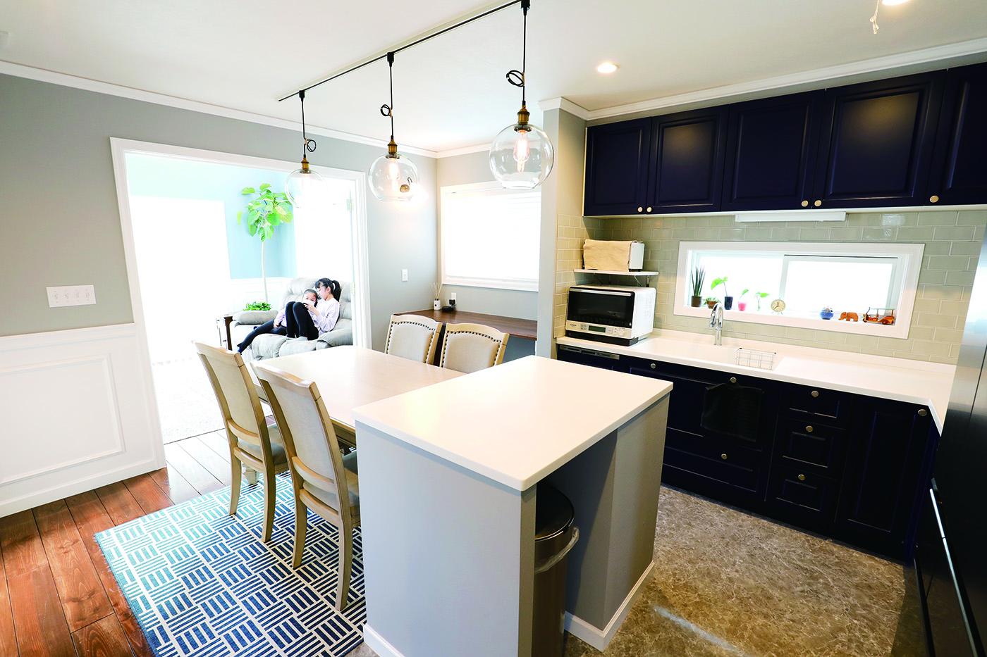 ジェネラルアメリカンホーム【デザイン住宅、輸入住宅、趣味】モノトーンを基調にしたキッチン。子どもたちが勉強や宿題をするスタディコーナーも備えている