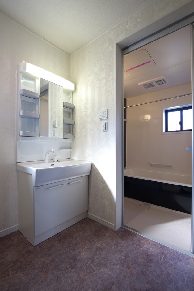 浴室乾燥機付きのバスルームは、家族の一日の疲れを癒すのに充分な広さを確保