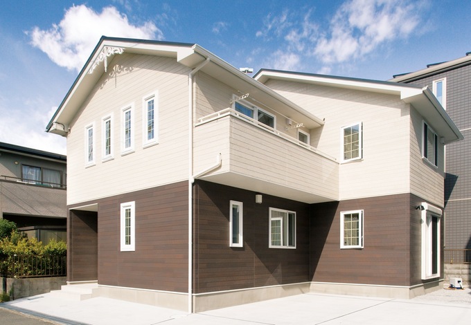 レンガ調タイルを使い、ツートンカラーで仕上げた外観。白い窓枠がポイントだ