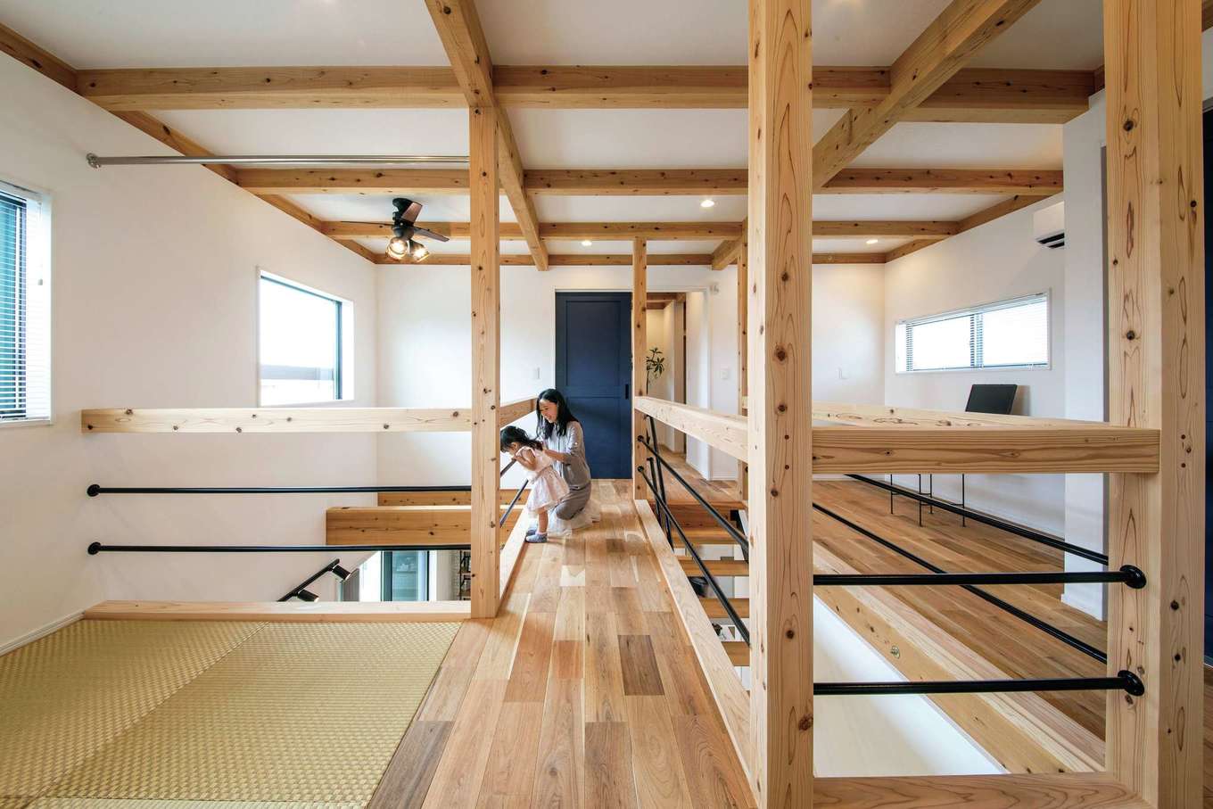 住たくeco工房【趣味、間取り、ガレージ】建物の中央に階段を配し、子どもがワクワク楽しめる2階ホールが実現。畳コーナーは家族のくつろぎ空間