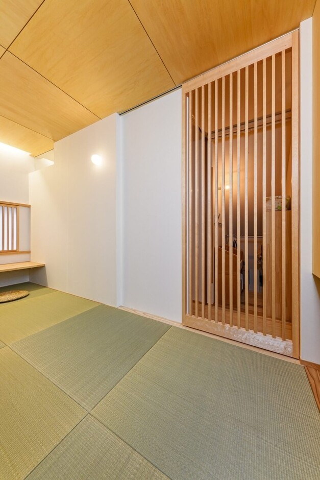 格子戸を採用し、リビングの家族の気配も感じられるように。