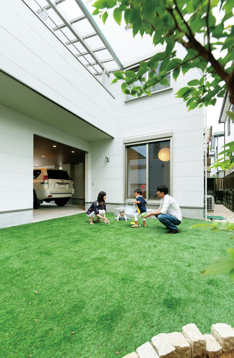 アイワホームサービス【デザイン住宅、屋上バルコニー、ガレージ】隣家に囲まれているため、庭のスペースが採光の確保にも貢献。ガレージの奥にあり、通りからの直接の視線が届きにくいプライベート空間に