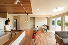 キッチン上部の下げ天井が印象的。楽しく遊ぶ様子を見ながら料理ができるので安心