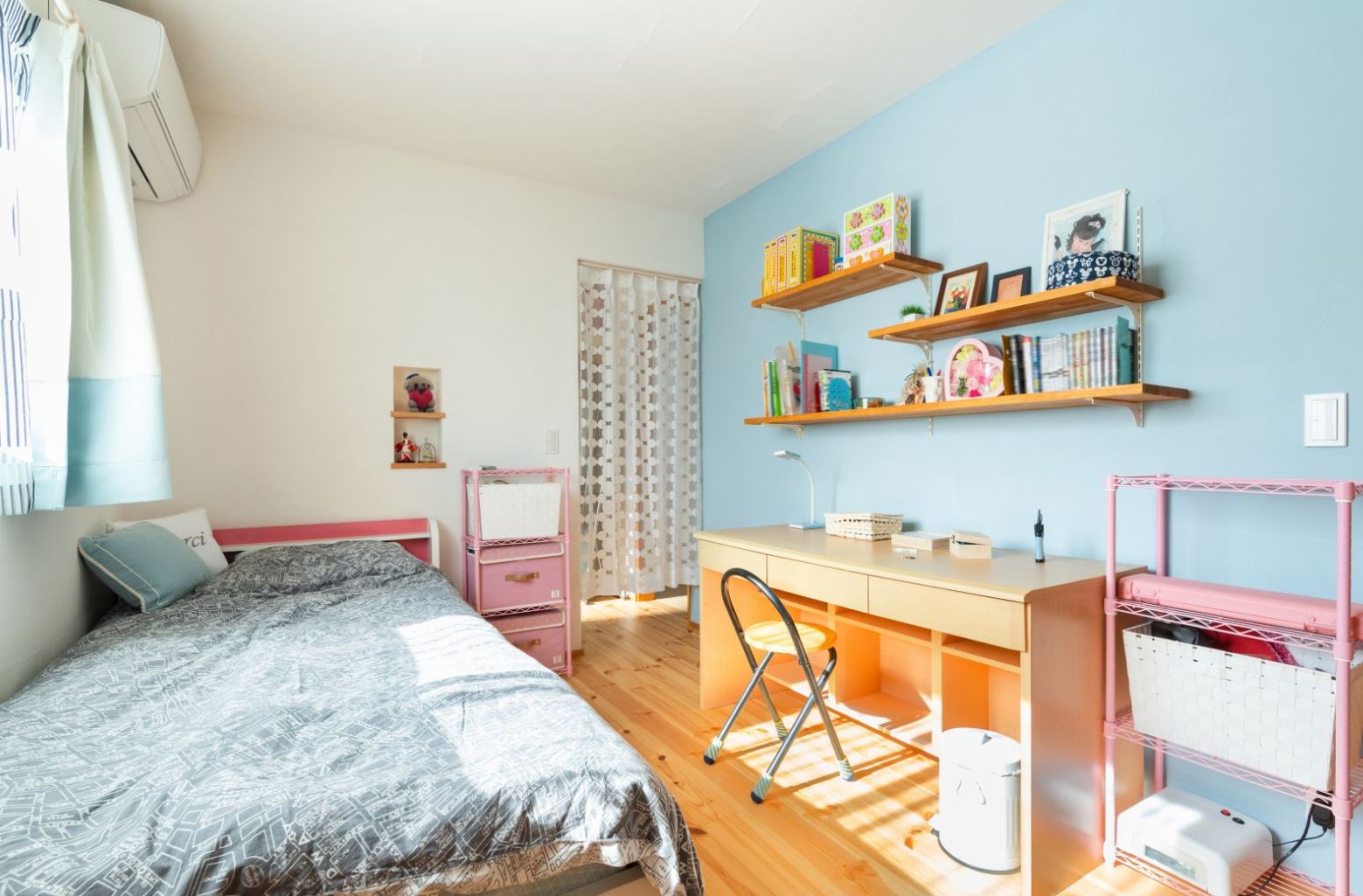 アイジースタイルハウス【収納力、自然素材、間取り】長女の個室。スカイブルーの壁の色は自分で選んだ。パインの床の肌触りが気持ち良くて、経年変化も楽しみ。ほぼ寝るためだけのスペースで、勉強はもっぱら1階の書斎で