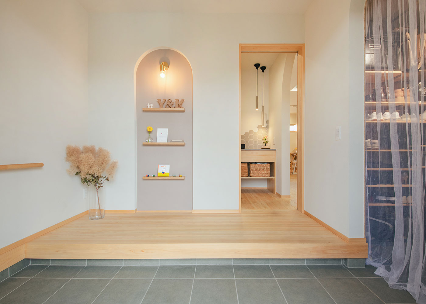 フジモクの家（富士木材）【趣味、自然素材、間取り】玄関はRのニッチと飾り棚で北欧感をプラス