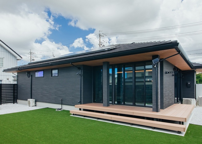 広い庭のある暮らしは一戸建ての醍醐味。フェンスで視線を遮りながらBBQやプール遊びを満喫できる。深い軒が夏の直射日光を遮り、太陽高度の低い冬は光をキッチンまで招き入れる