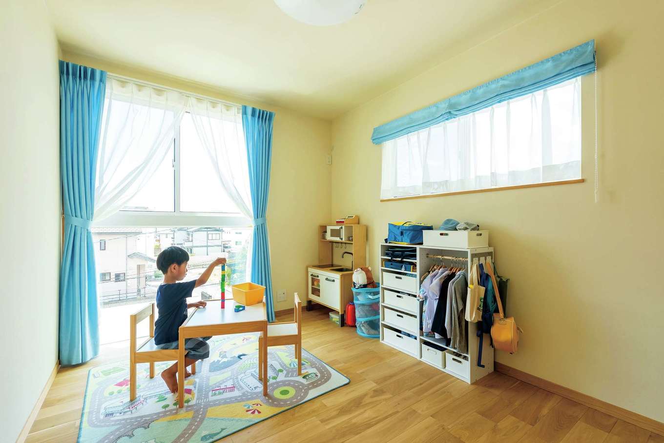 仲田工務店【収納力、自然素材、間取り】3階の子ども部屋。腰高窓の下はフィックス窓にして、日中の陽の光をたっぷり取り入れる