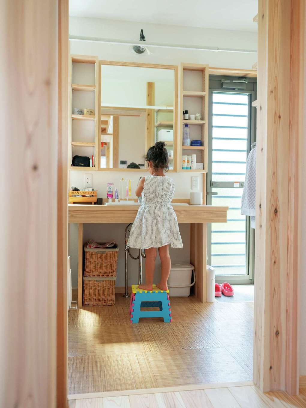 アクトホーム【子育て、自然素材、省エネ】木製の洗面台もオリジナル。洗面脱衣場のドアから、そのまま外の物干しへ