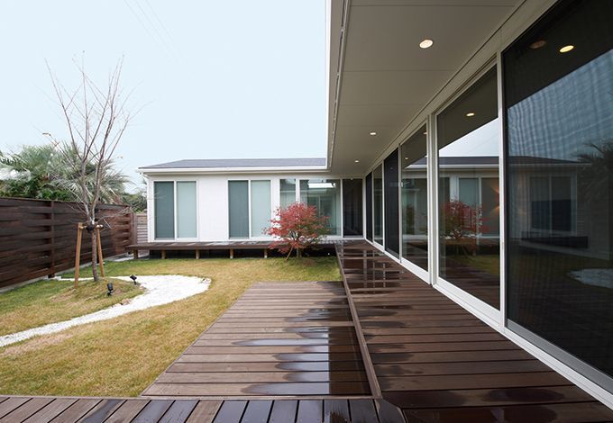 いつでも気軽に光と風を楽しめる、縁側感覚のウッドデッキ