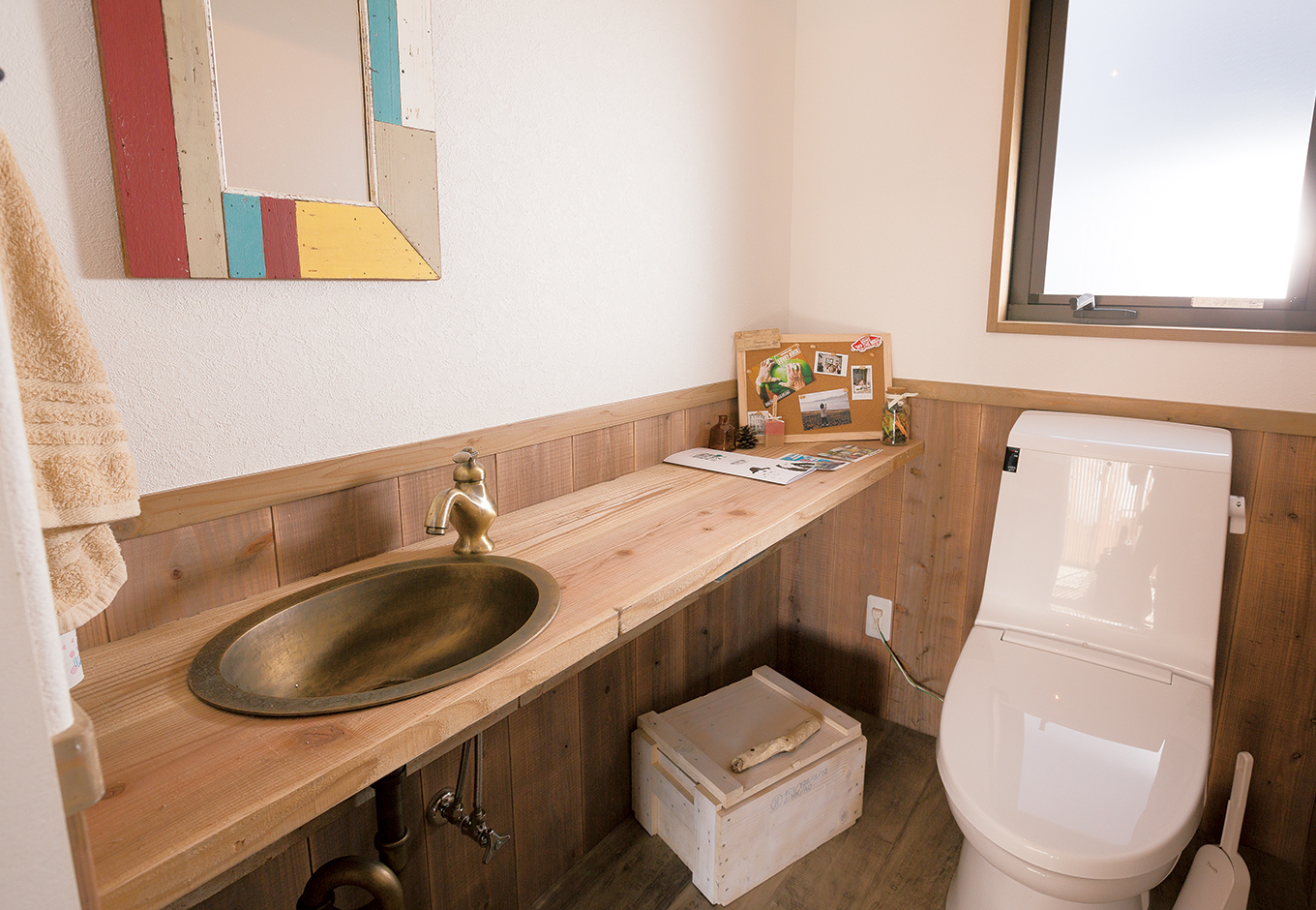 富士ホームズデザイン【デザイン住宅、子育て、インテリア】木の腰板を張り、洗面台もオリジ ナルで製作。小物は『ラ シュエット フジ』で購入