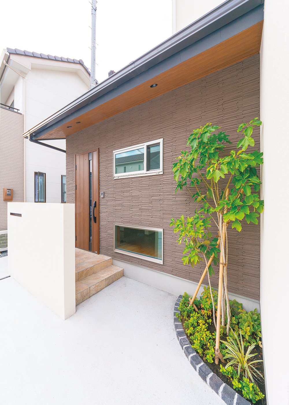 -delphi- デルフィ（藤井建築事務所） 【デザイン住宅、自然素材、建築家】玄関周りはタイル。アクセントと高級感をもたらす