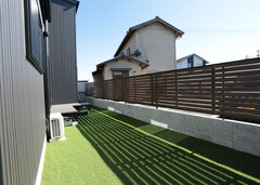 ご主人がDIYした人工芝。日当りも良く、プール遊びにもばっちりな広さを確保