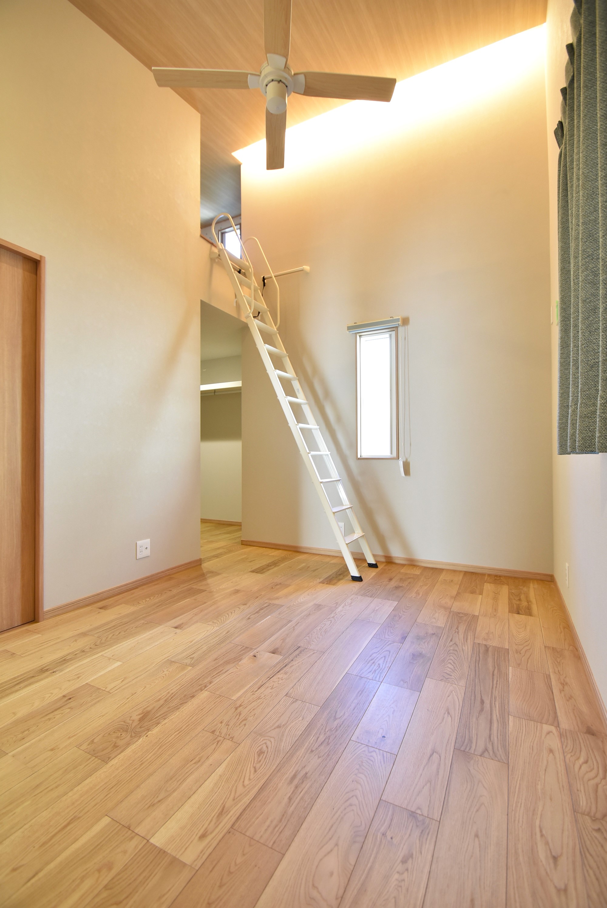 カクニシビルダー｜ウォークインクロ―ゼットの上部は、小屋裏収納になっている。