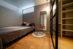 コンパクトで落ち着いた雰囲気の寝室。オープンクローゼットは空間としては区切りつつも、繋がりを保ち狭く感じさせない、今人気の魅せる収納。