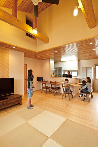 ひらおか建築【和風、二世帯住宅、自然素材】家族が集うリビング。天井が高く、開放感があるので居心地が良い