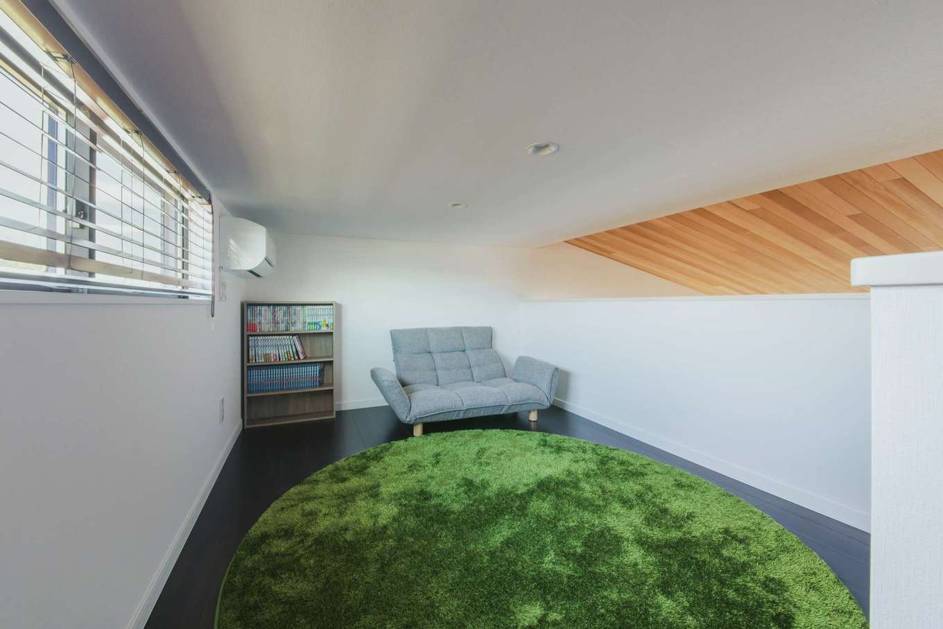 Yamaguchi Design 掛川店（アイフルホーム 掛川店）【デザイン住宅、間取り、平屋】小屋裏は現在、セカンドリビングに利用。夫妻が読書やゲームなどをして自分時間を楽しめる空間