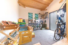 土間は悩んだ末に広さを優先。愛犬のシャンプー用に水場を設けた