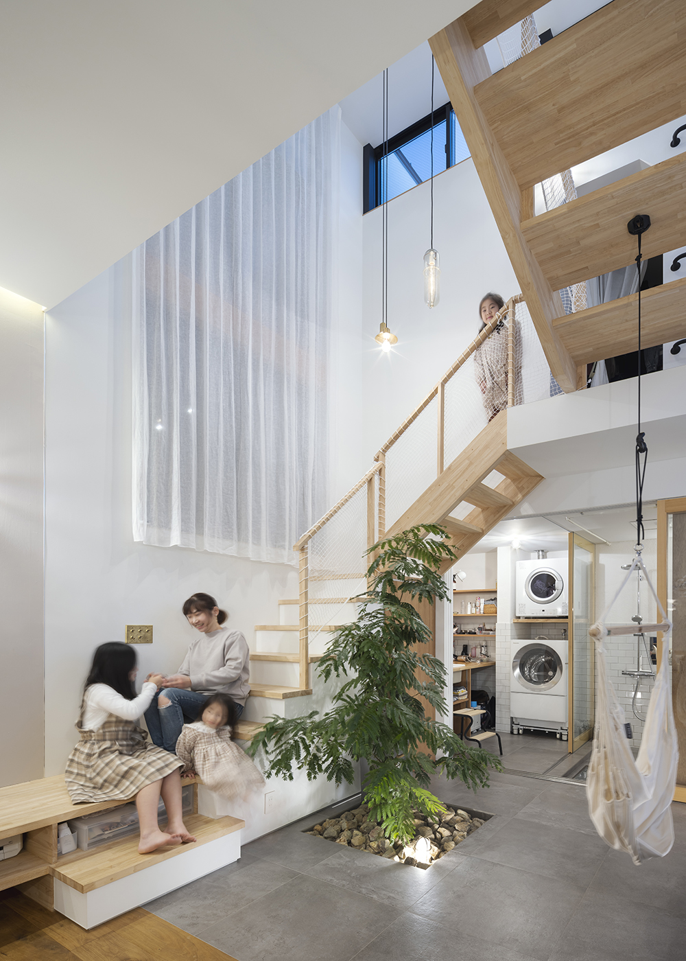 NATUREスペース【狭小住宅、建築家、スキップフロア】階段もリビングの一部として家族がくつろげるベンチに