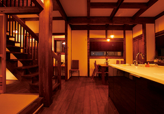 生活動線の起点となるアイランドキッチンからは1 階のすべてを見渡せ、スケルトンの階段を通して2階の気配も感じ取れる。どっしりとした大黒柱は7寸角のヒノキを採用