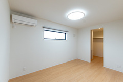 シンプルで明るい居室。この部屋はエアコン完備で快適な空間。クローゼットスペースもあり、収納力も抜群。