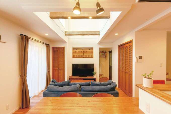 ダイニングの対面にある細い窓がDJブース。気密性の高い2×4工法なので、音響効果も抜群♪　キッチンに立つ奥さまとご主人が顔を向かい合わせできるように設計した