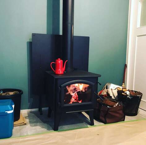 ご主人がどうしても欲しかった薪ストーブを土間玄関に設置。揺らめく炎を眺めながら本を読んだり、家族と語り合ったり。単に暖をとるための道具ではなく、今や“家族の一員”として欠かせない存在になった