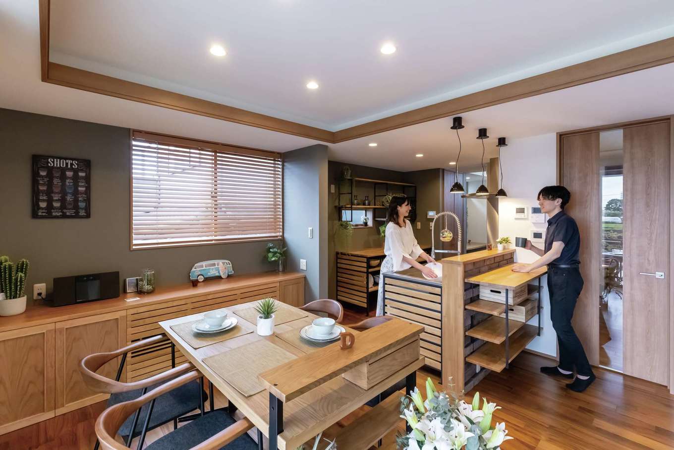 住宅工房 アリアンス【富士市一色247-3・モデルハウス】天井の高低差を巧みに活かした空間の連続性、光と風の取り入れ方など、ディテールにまでこだわった室内を体感してみよう
