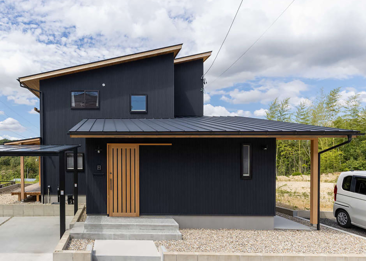 有吉住宅【収納力、自然素材、間取り】外壁と屋根は、20年以上の高い耐久性を誇るガルバリウム鋼板を採用し、和モダンな外観デザインに