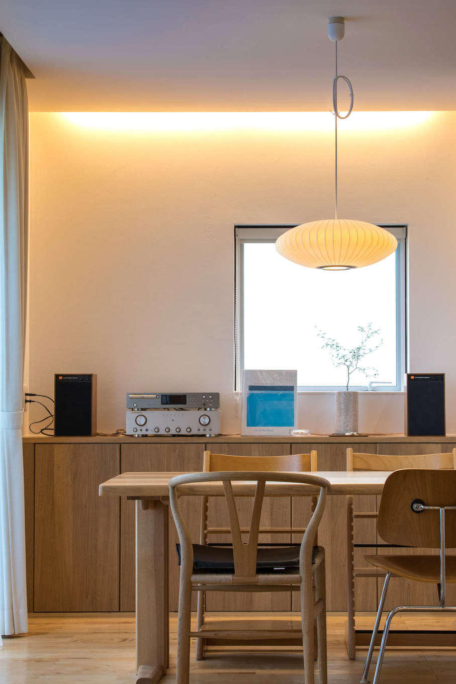 DAIBA HOME【子育て】小窓・造作収納・ペンダントライトのバランスを吟味しながら配置した。イメージ通りの景色が実現した大好きな場所